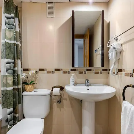 Lunaroom Center & Quiet Homestay *